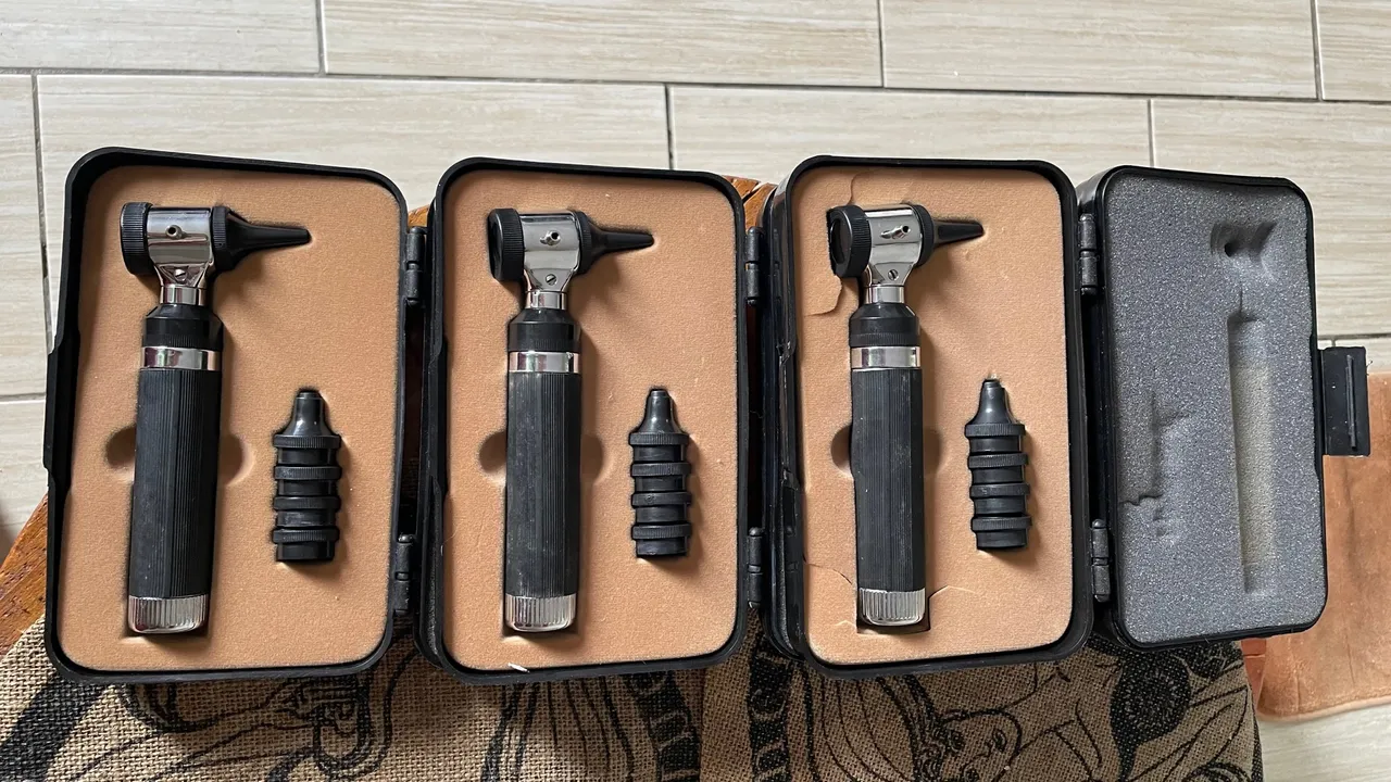 Otoscópio Tk Completo com 5 espéculos - Com estojo
