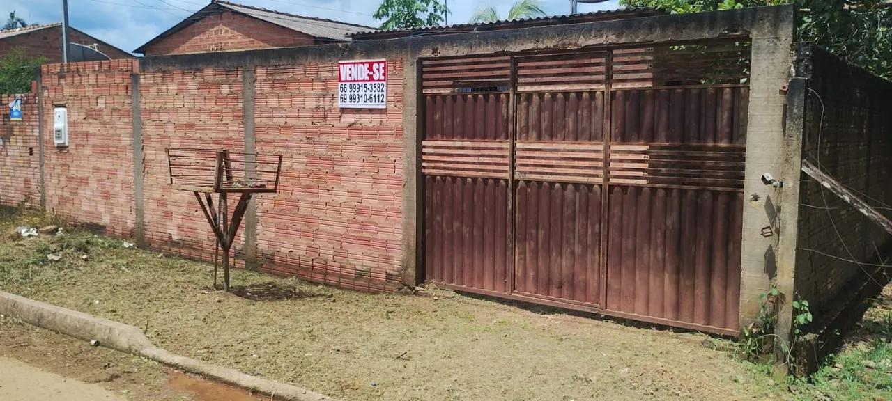 Vende-se casa localizada no bairro Jardim Santana entre a Raimundo Cantuária e Amazonas.