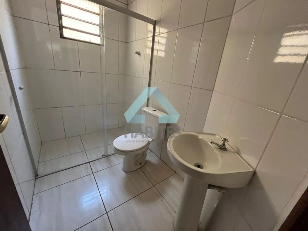 CASA COM 2 DORMITORIOS SENDO 1 SUITE. - Foto 2