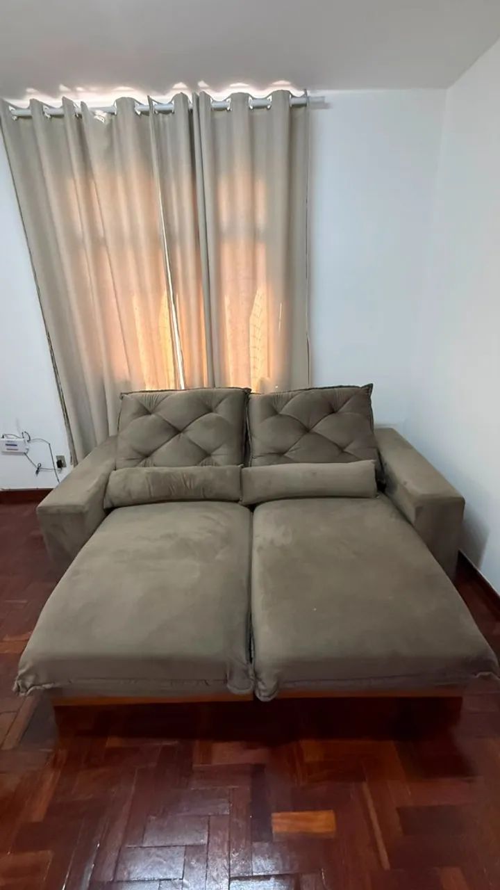 Sofá retrátil e reclinável de veludo na cor chumbo - Foto 4