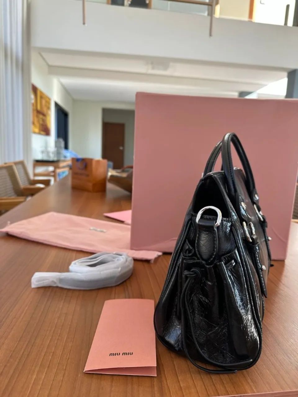 bolsa miu miu preta em couro de bezerro 100%, com acabamento sofisticado e logo gravado. p - Foto 2