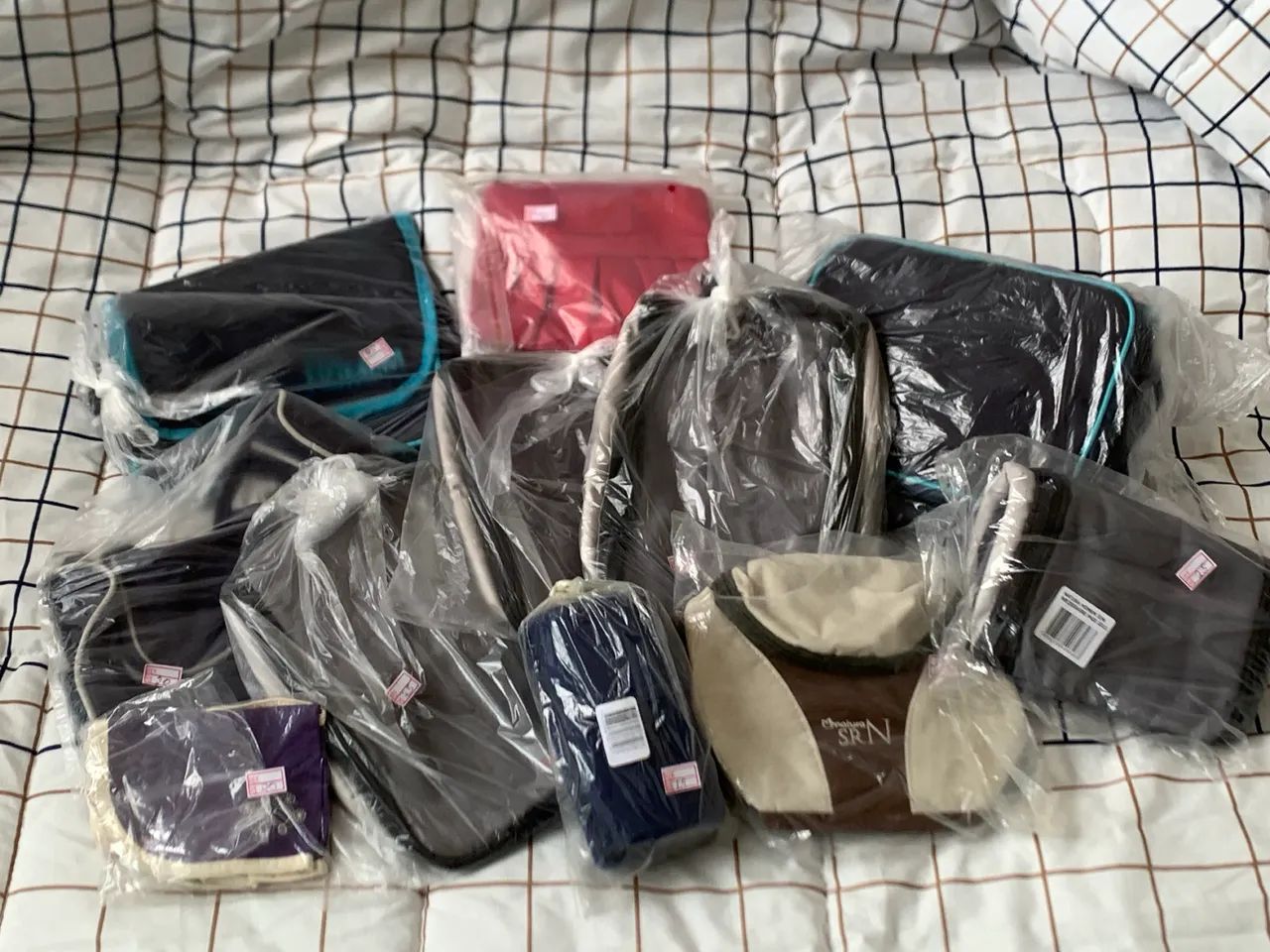 Lote com 11 Necessaire