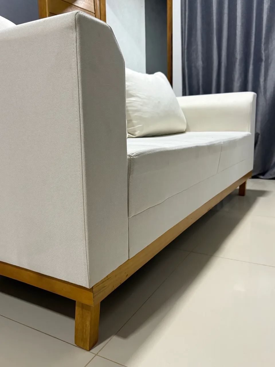 Sofá Living 3 Lugares Suede Resistente Madeira + Almofadas - Foto 4