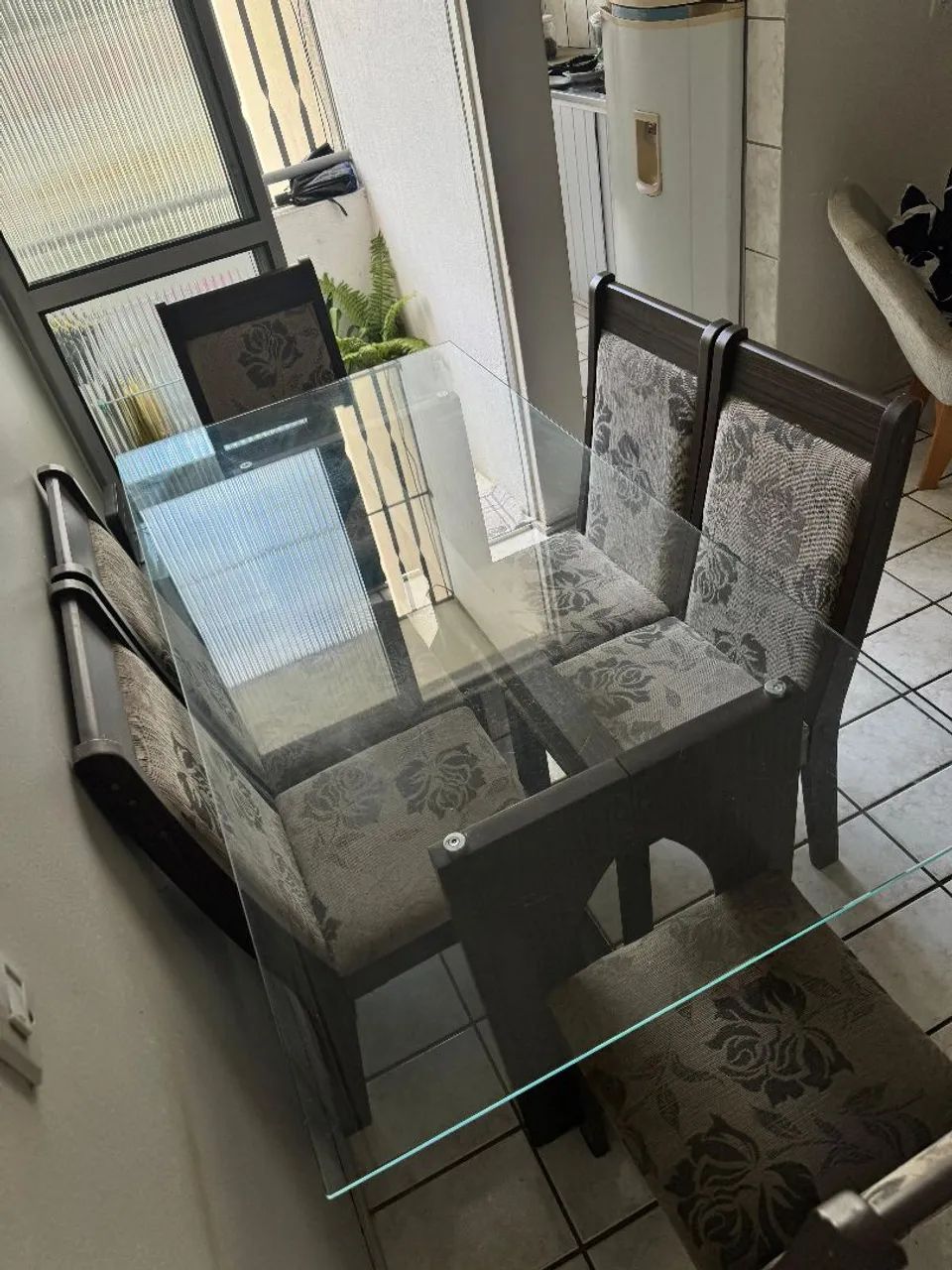 Mesa com tampo de vidro temperado, com 6 cadeiras - Foto 2
