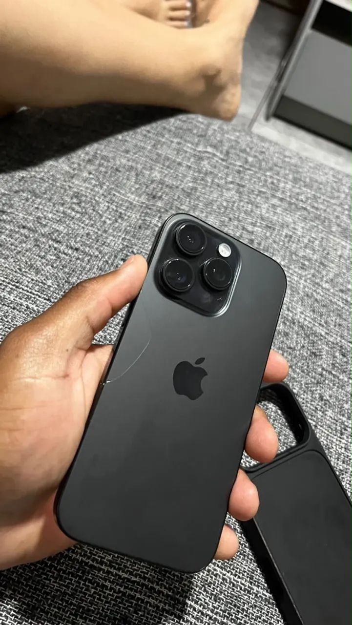iPhone 16 pro com detalhe na tampa traseira