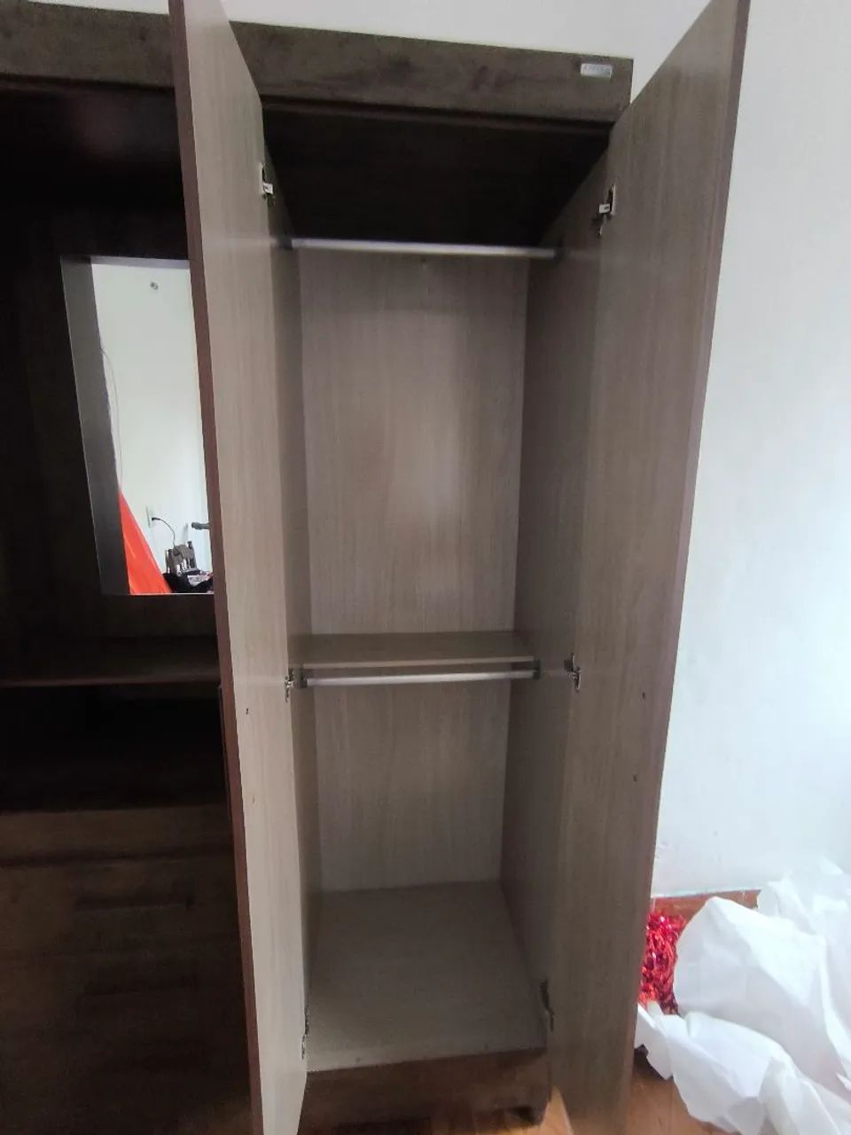 Guarda roupa 2 portas e 3 gavetas.  - Foto 4