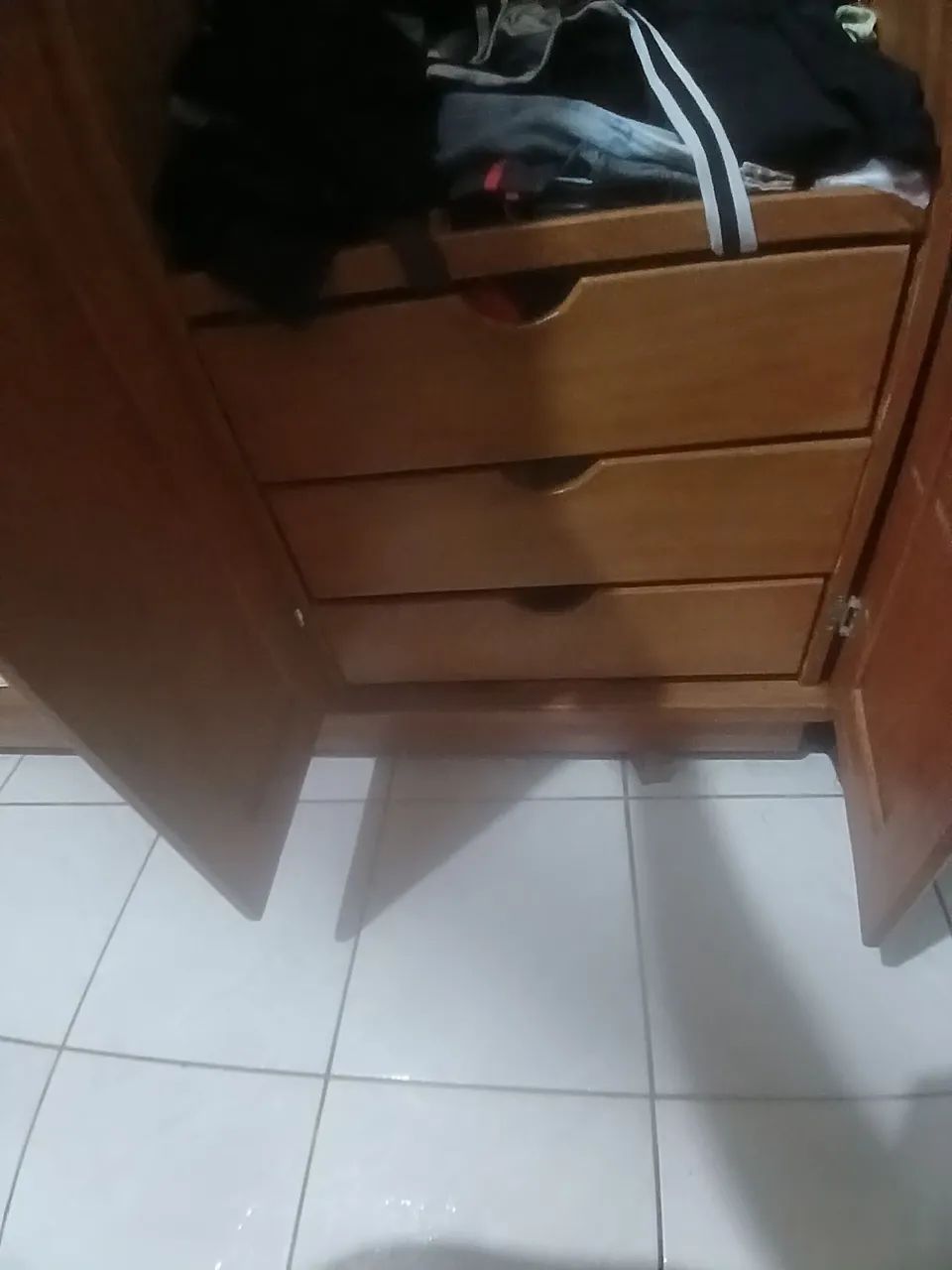 Vendo guarda roupa de madeira - Foto 2