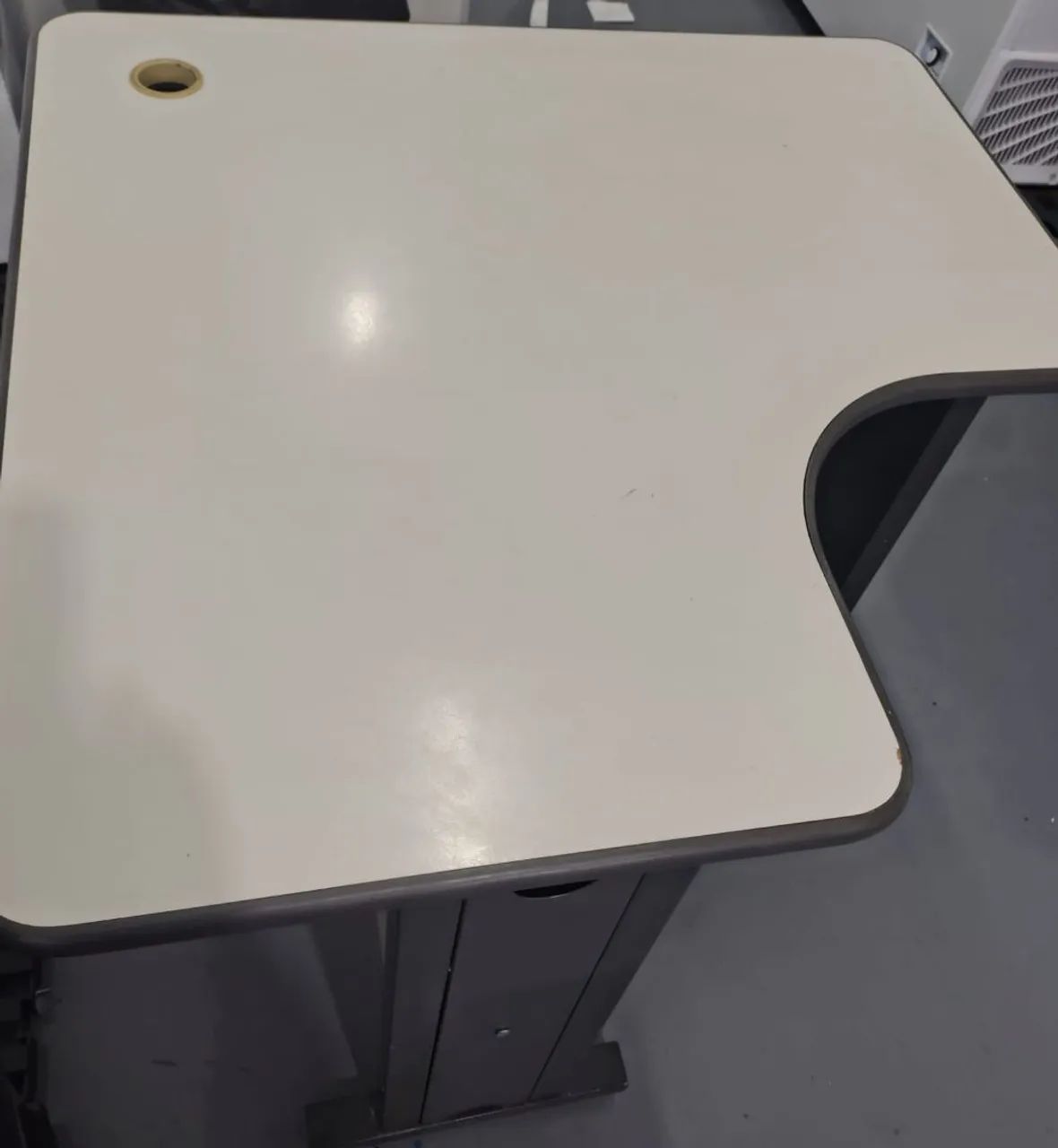 Mesa de escritório de canto novinha  - Foto 3