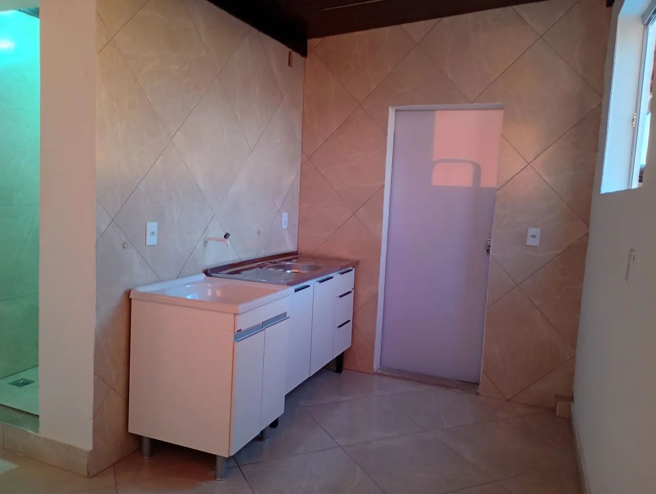 Alugo kitnet para moça