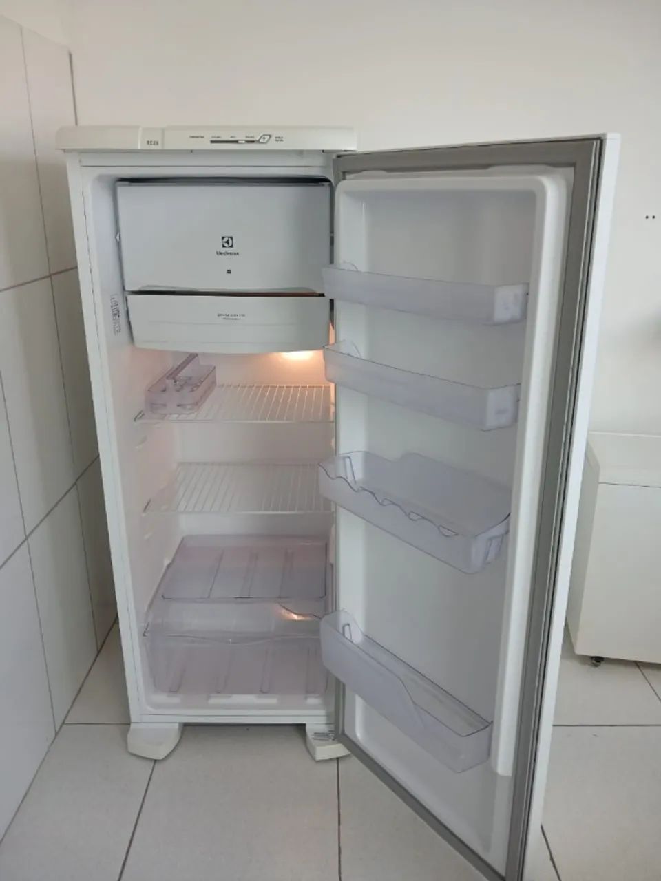 Geladeira Electrolux 240 LT - Foto 5