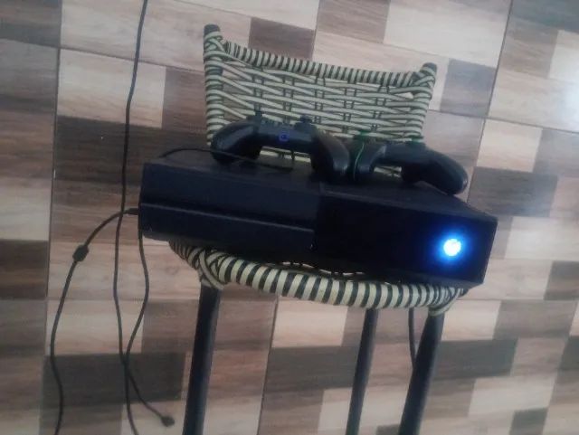 Xbox one fat + dois controles e vários jogos GTA FIFA UFC e etc