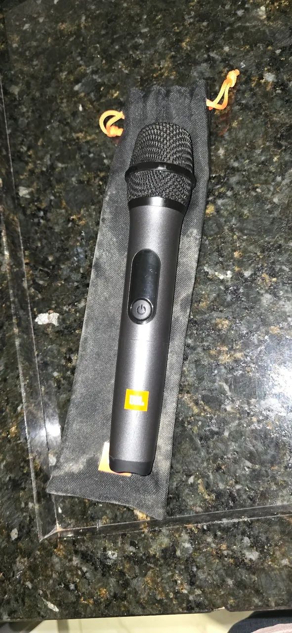 Microfone JBL partybox on the go.
