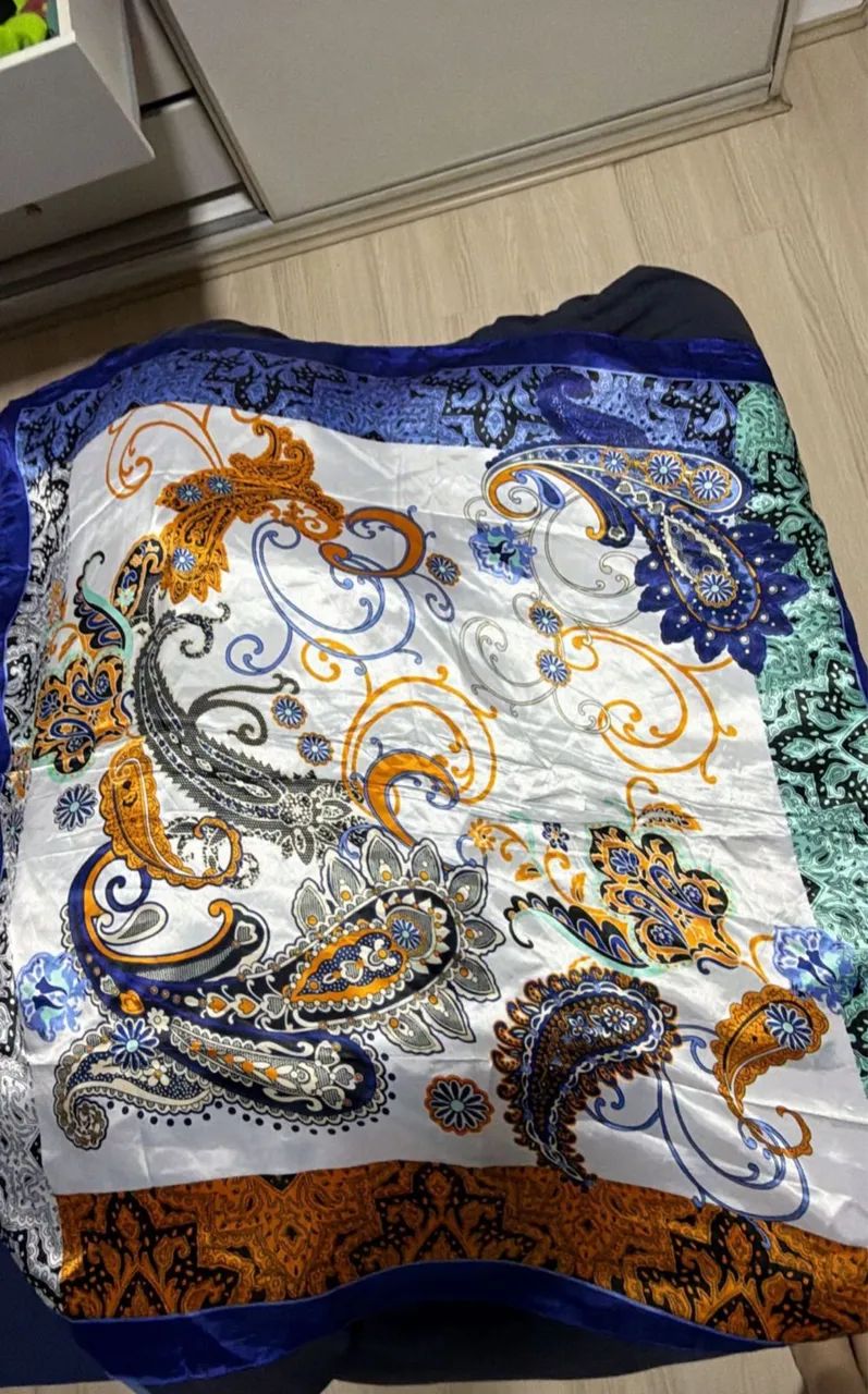 Lenço de cetim estampado nunca usado  - Foto 3