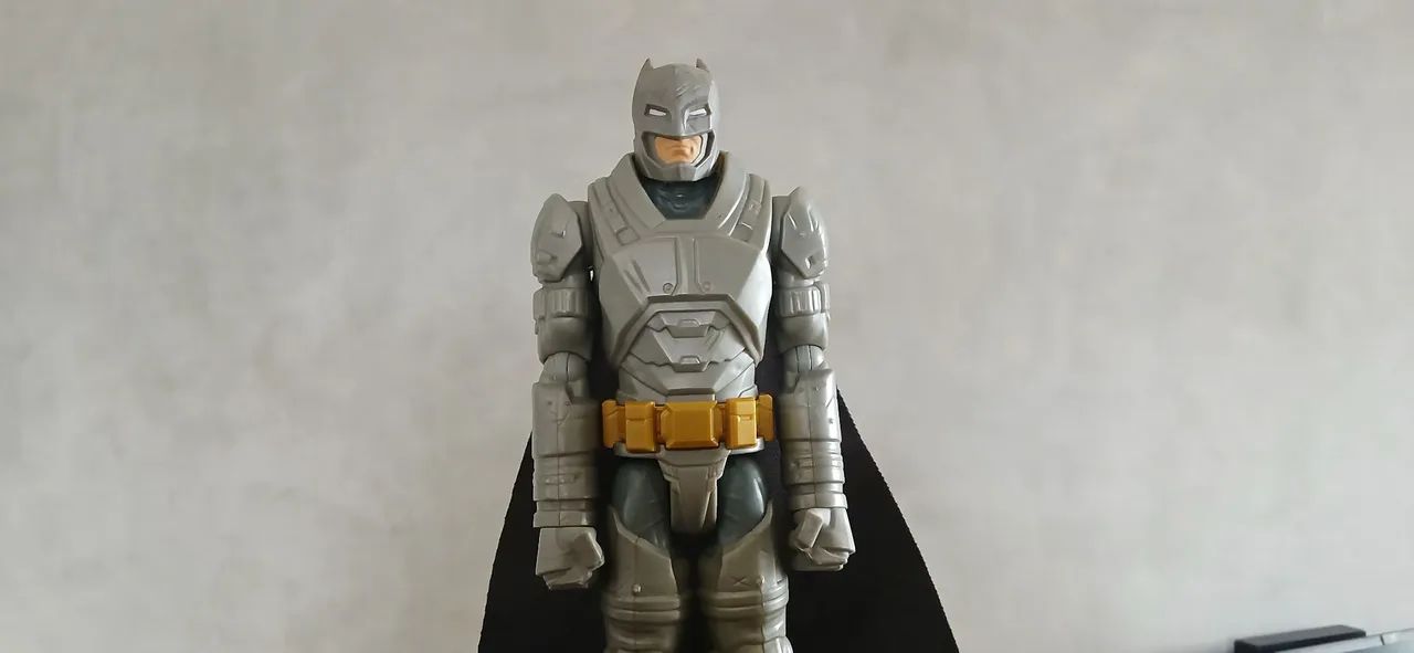 Boneco Batman Armored 30cm