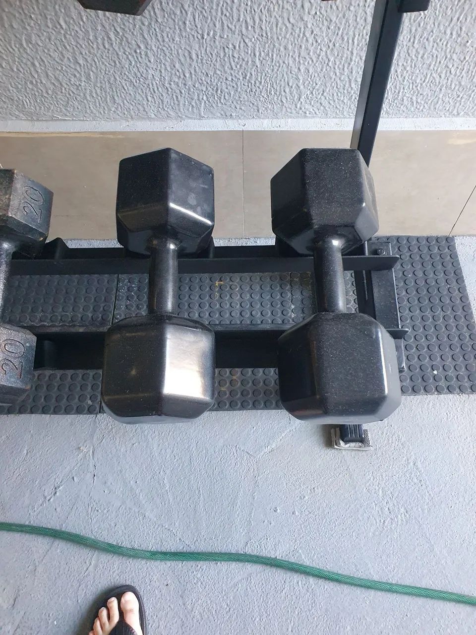 Halteres sextavados com suporte e banco.  - Foto 3
