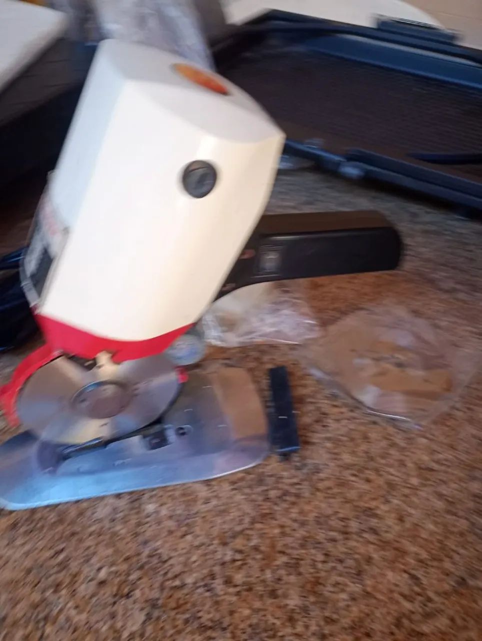 Máquina para cortar o tecido Singer 950c - Foto 2