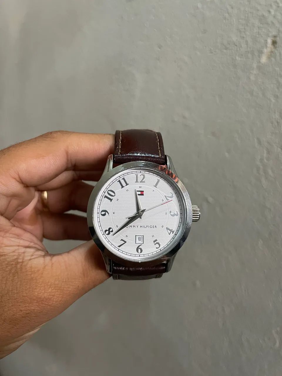 relógio Hilfiger cromado