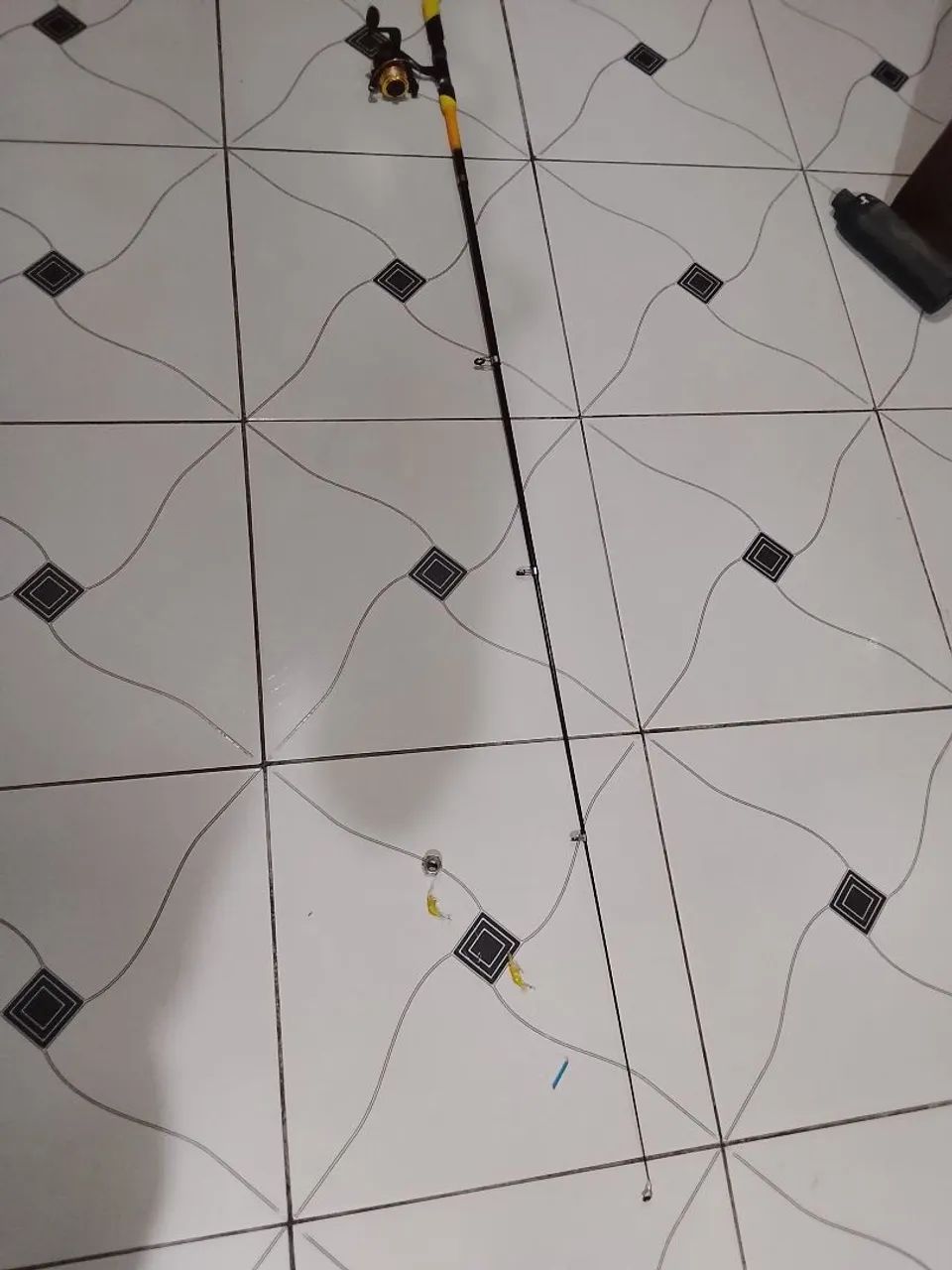 Varinha telescopia nova completa e com duas iscas artificial d camarão  - Foto 2