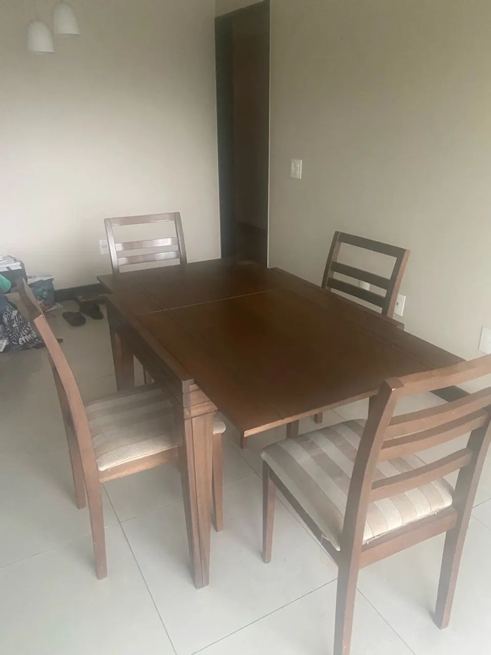 Mesa c/ 4 cadeiras 