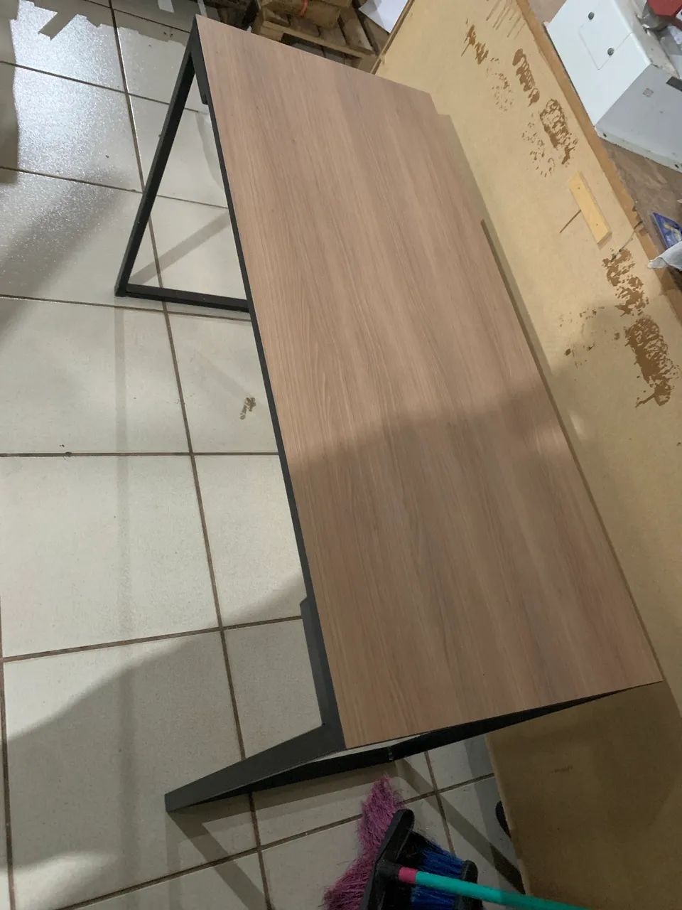 Vendo mesa madeirada 1 mês de uso - Foto 2