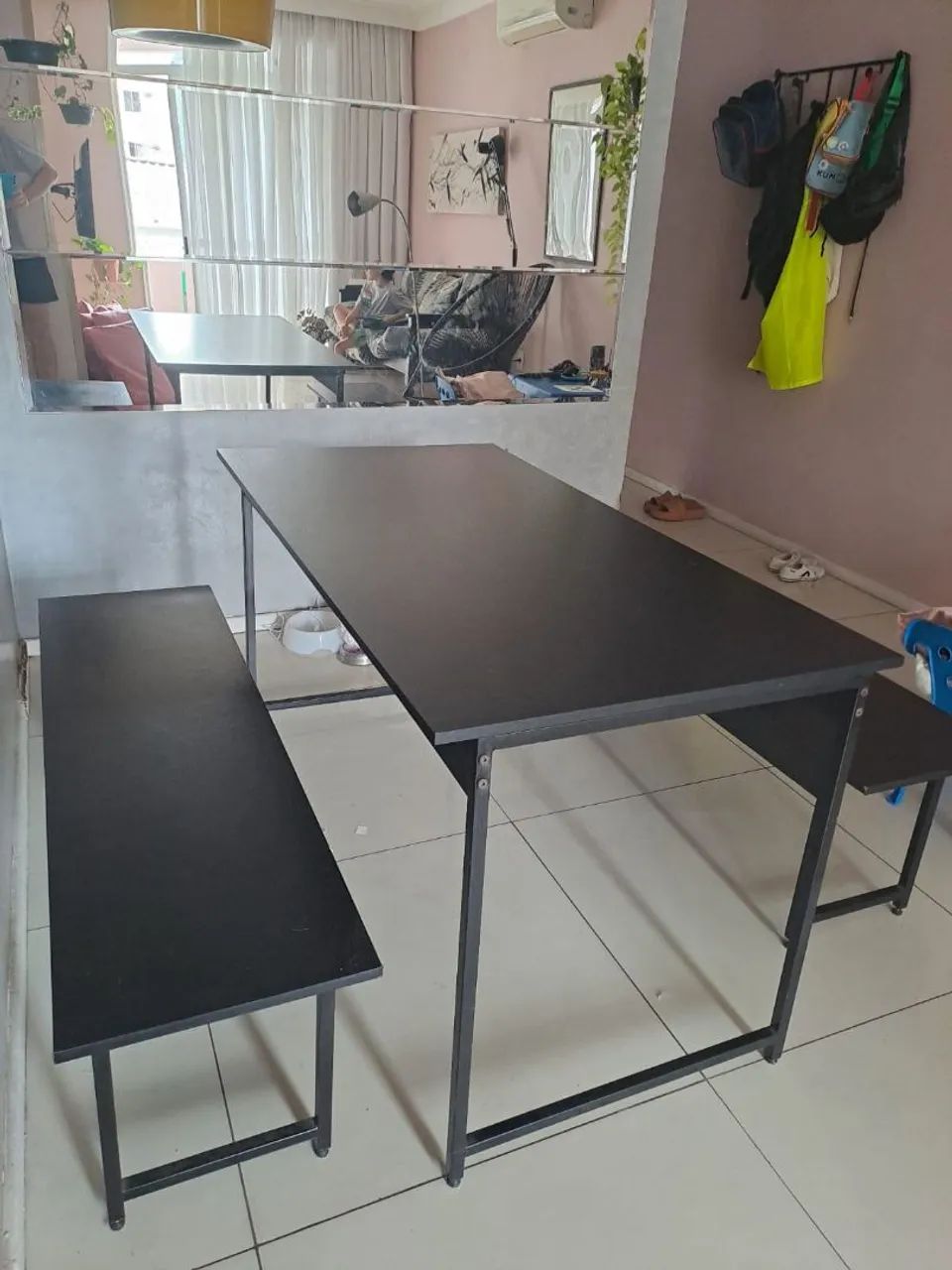 Mesa de jantar em MDF com bancos 