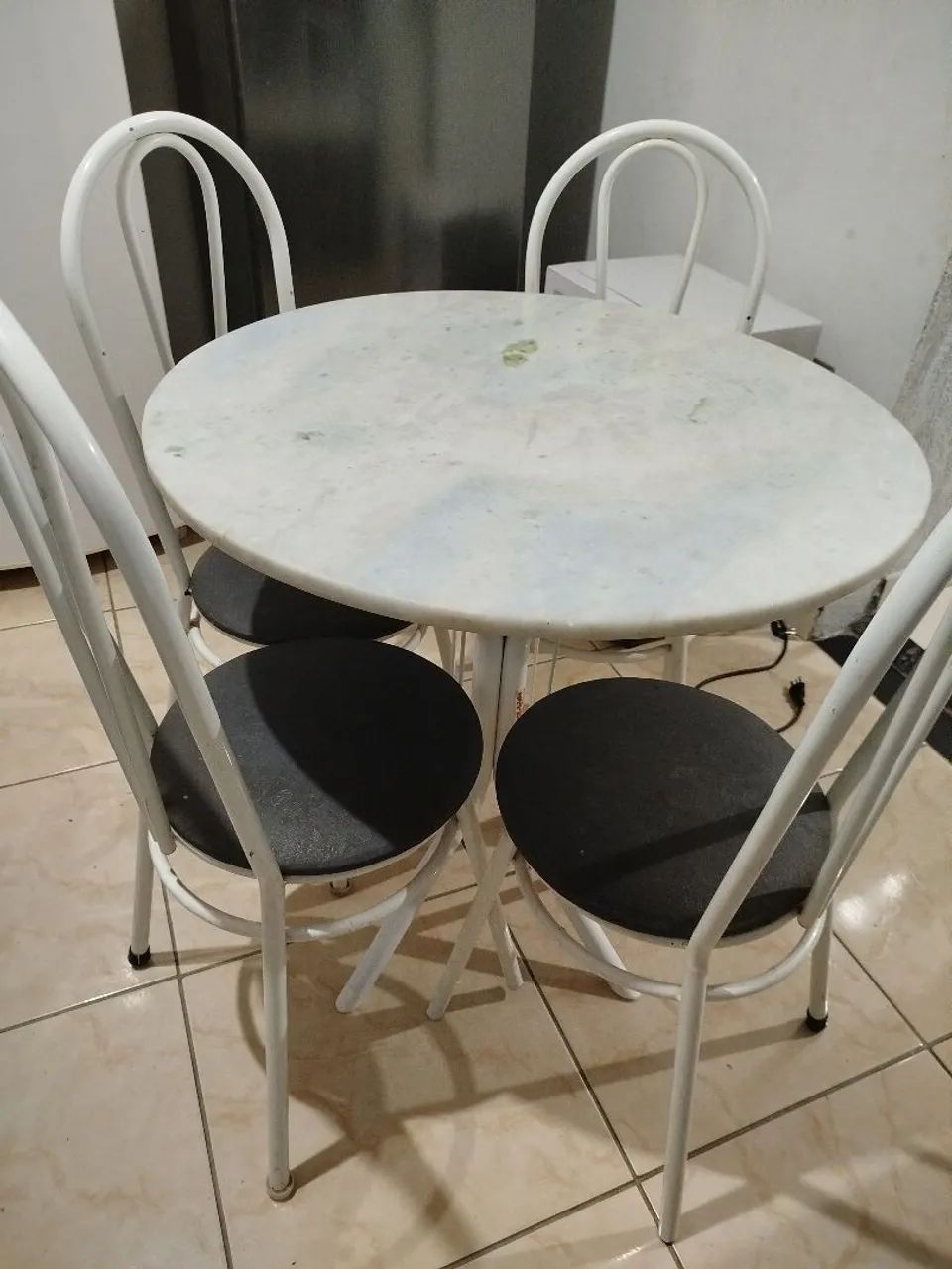 Vendo mesa com 4 cadeiras 