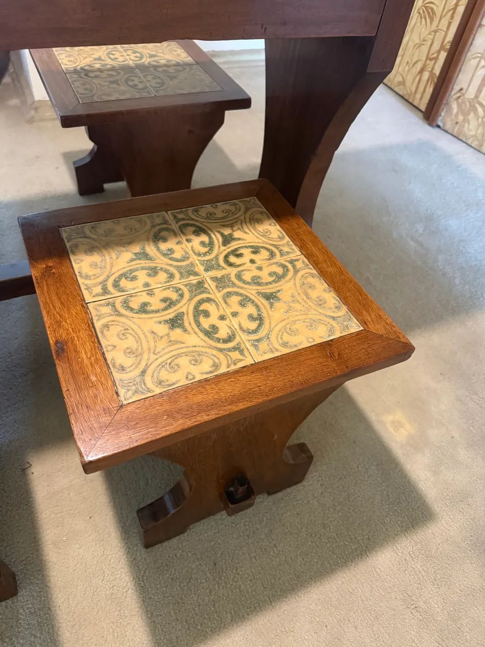 Mesa com tampo de azulejos decorativos e 4 bancos - Foto 2