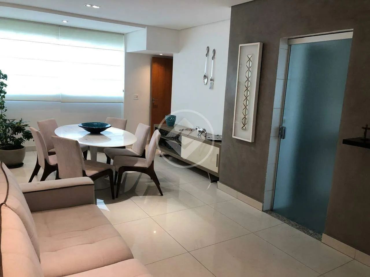 APARTAMENTO REFORMADO COM 97 M² DE 3 QUARTOS, 1 SUÍTE E 2 VAGAS - MOBILIADO