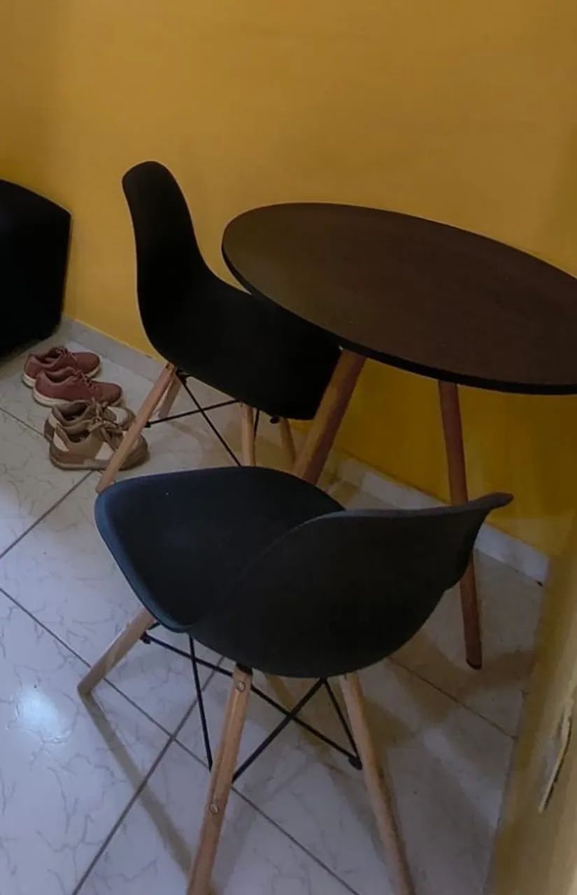 Vendo mesa tripé com duas cadeiras - Foto 2