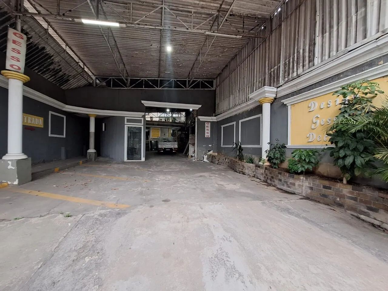 GALPÃO COM 481 M2 E 1 CASA FL26