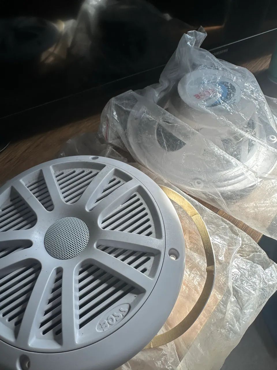 Vendo par de alto-falantes Boss Marine MR60W 6,5? - 180W (4 ohms).