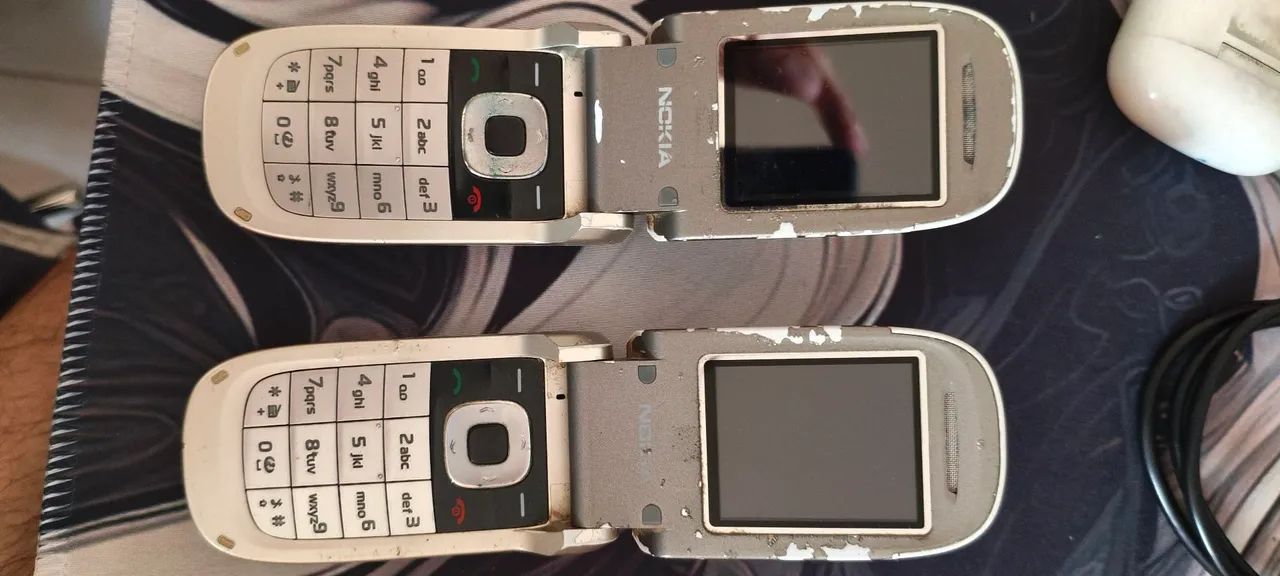 Nokia flip 2006 (funcionando perfeitamente) com carregador