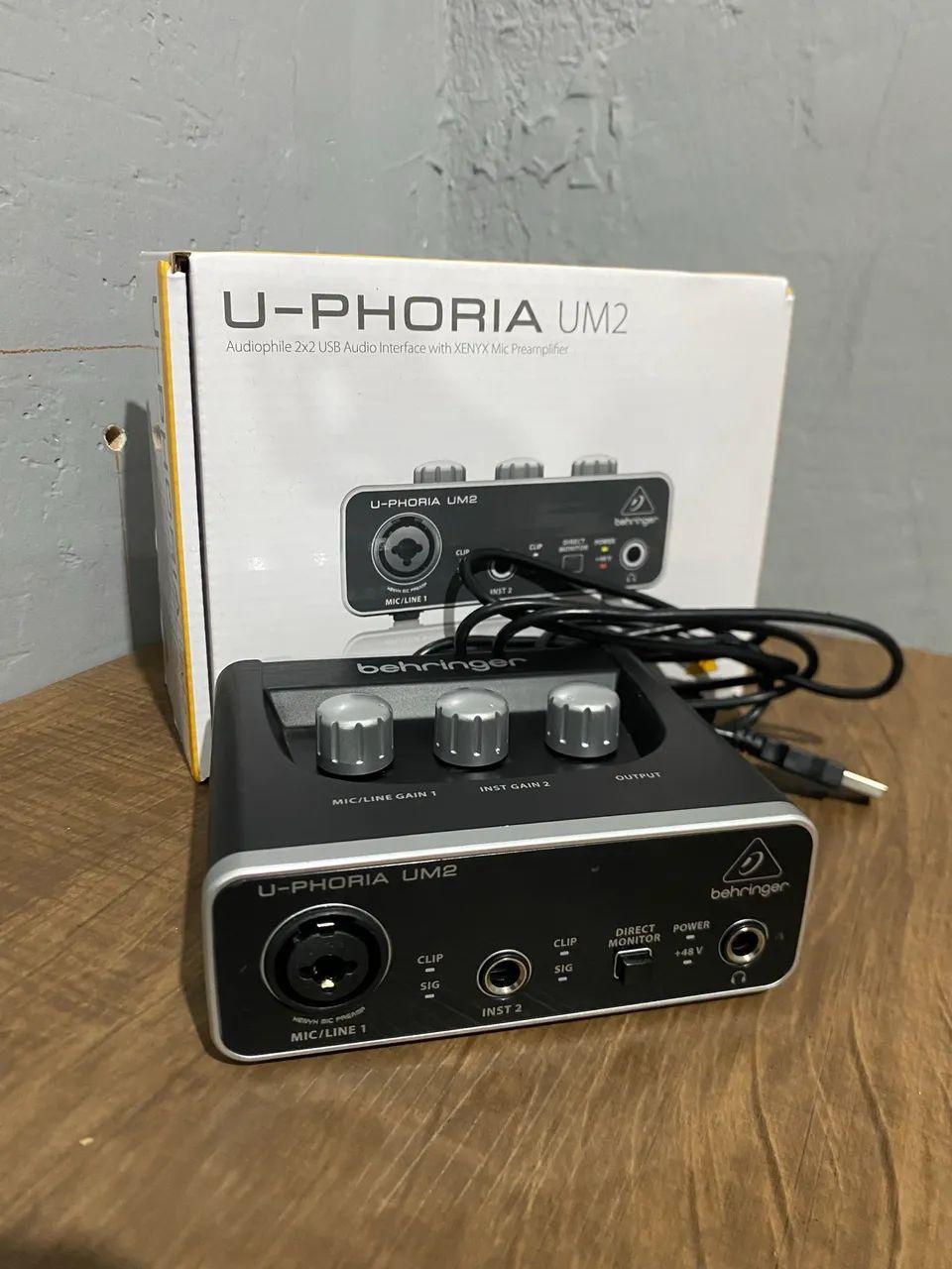 Interface de Áudio Behringer U-Phoria UM2 - Excelente Estado