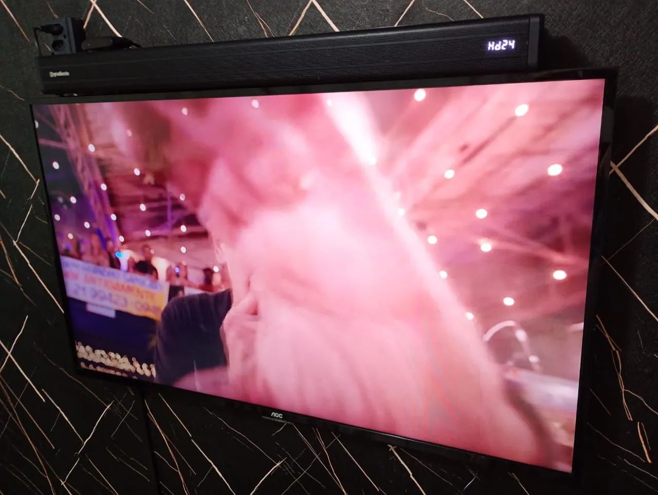 Tv AOC + soundbar gradiente + Roku  - Foto 3
