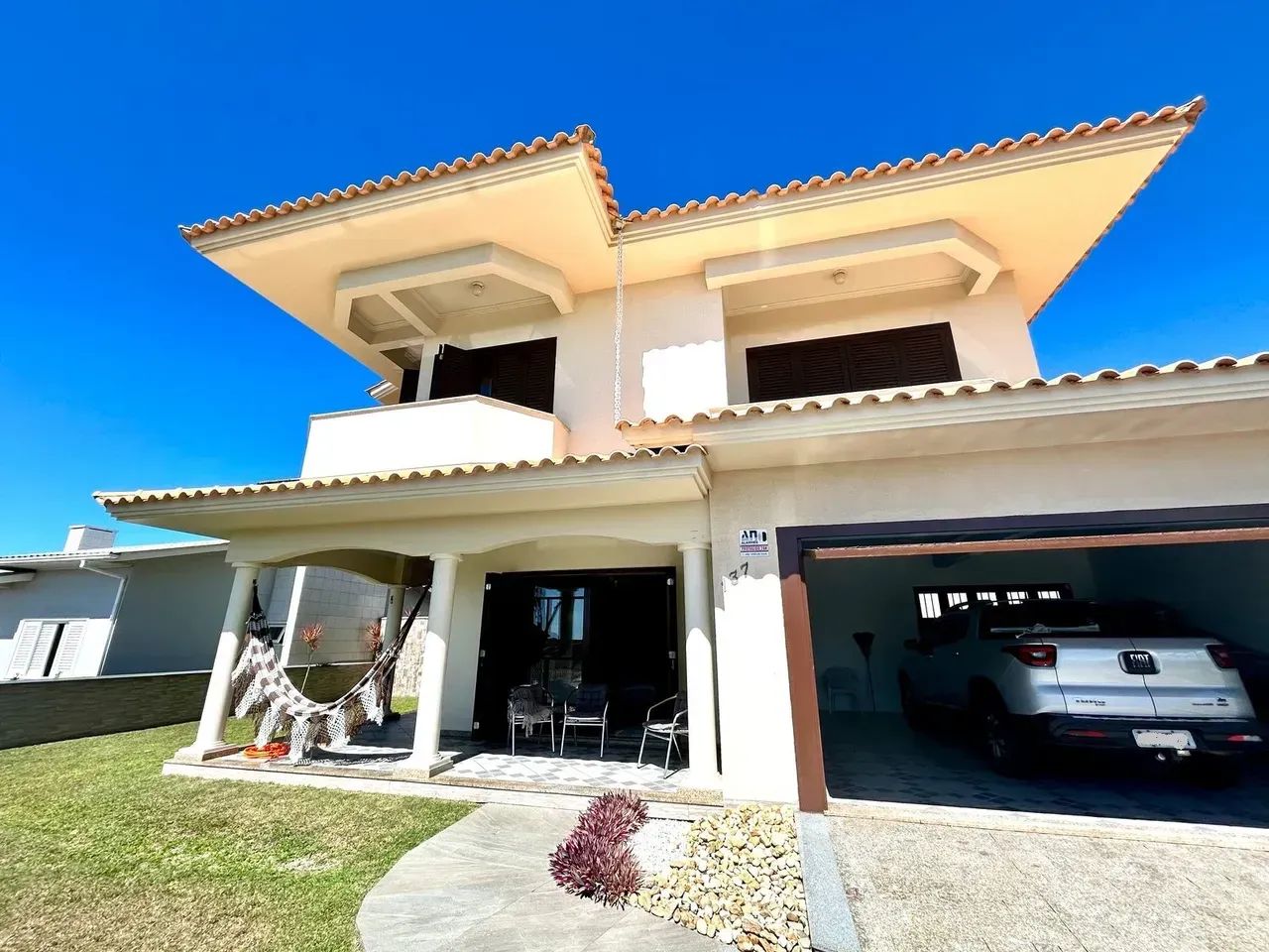 CASA DOIS PAVIMENTOS   ***   BEM PRÓXIMO AO MAR   ***   ÓTIMA POSIÇÃO SOLAR
