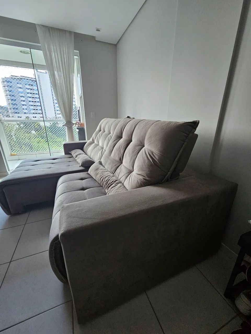 Sofá Cama 2 Lugares Suede Cinza Usado - Foto 2