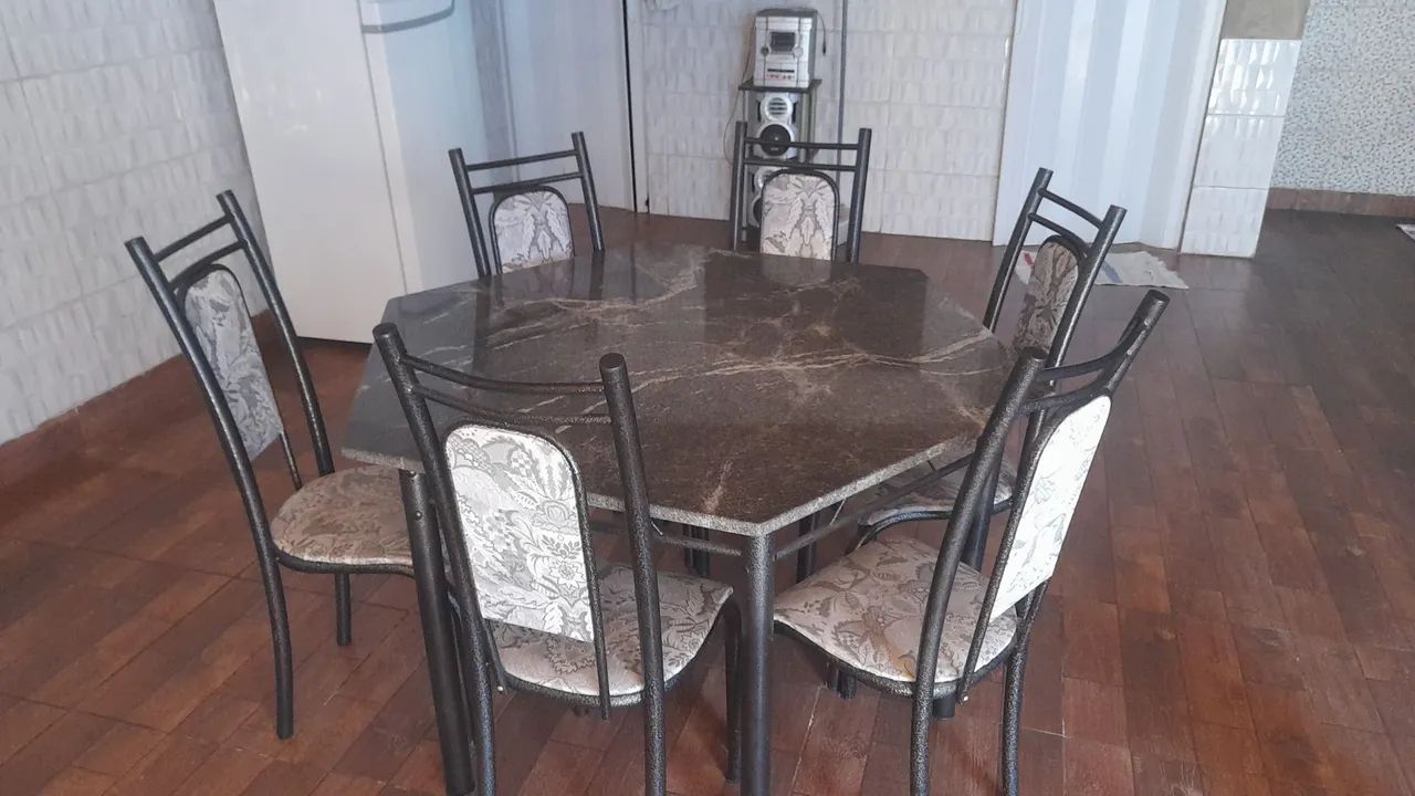 Mesa de Mármore com 06 cadeiras vendo por valor alto porque comprei caro no passado  - Foto 2