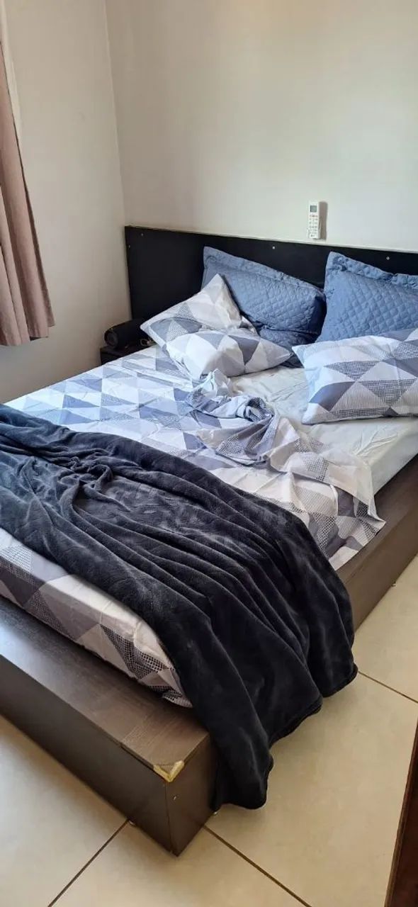 Cama de casal com cabeceira e mesinha de apoio com gaveta embutida 