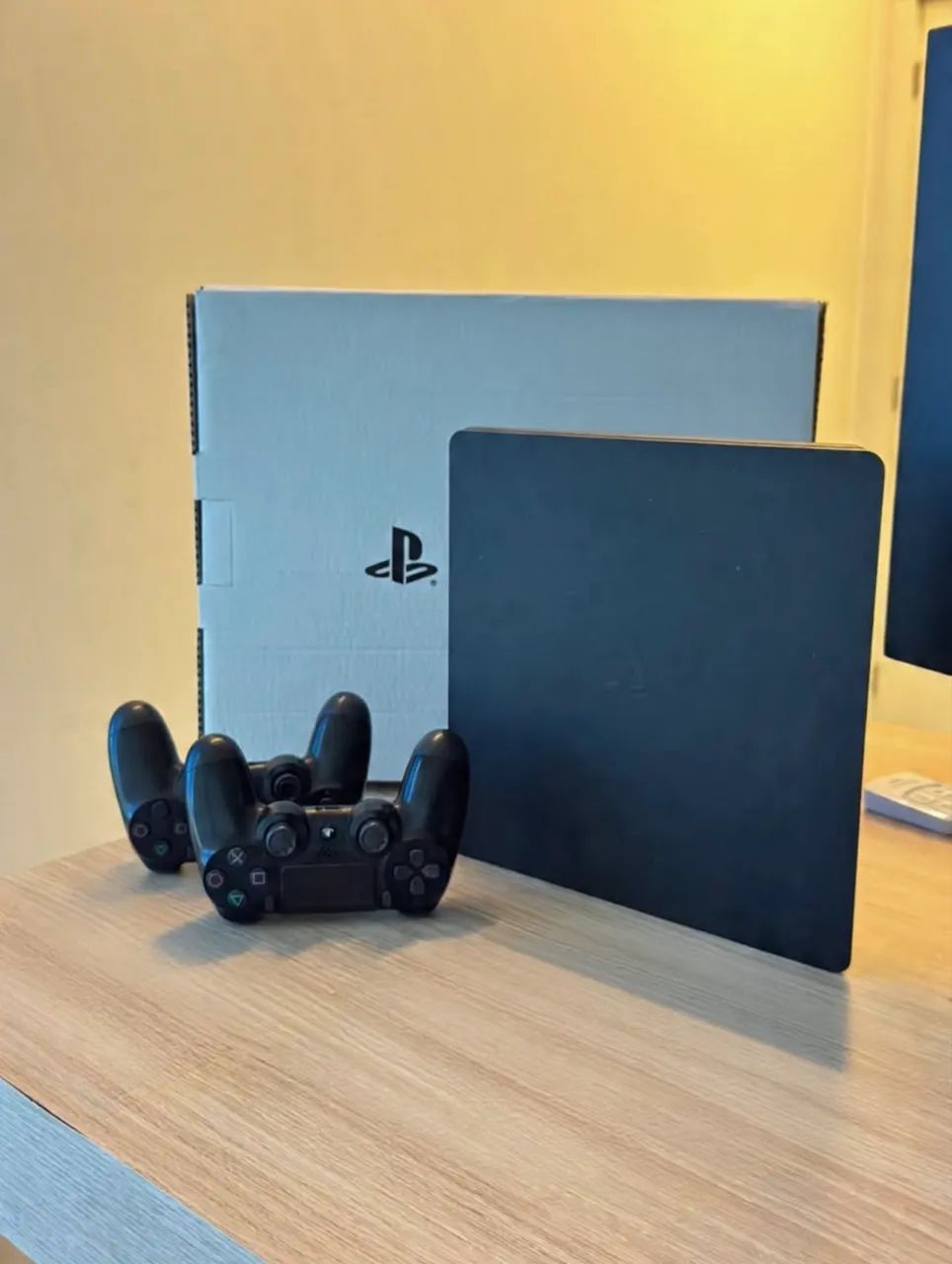 Playstation 4 1TB + 2 controles + Caixa + Jogos (Slim)