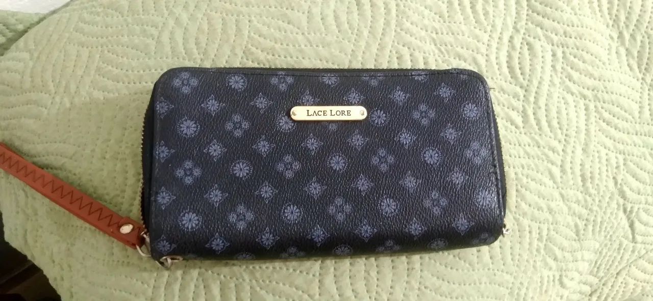 Carteira feminina Lace Lore em couro.