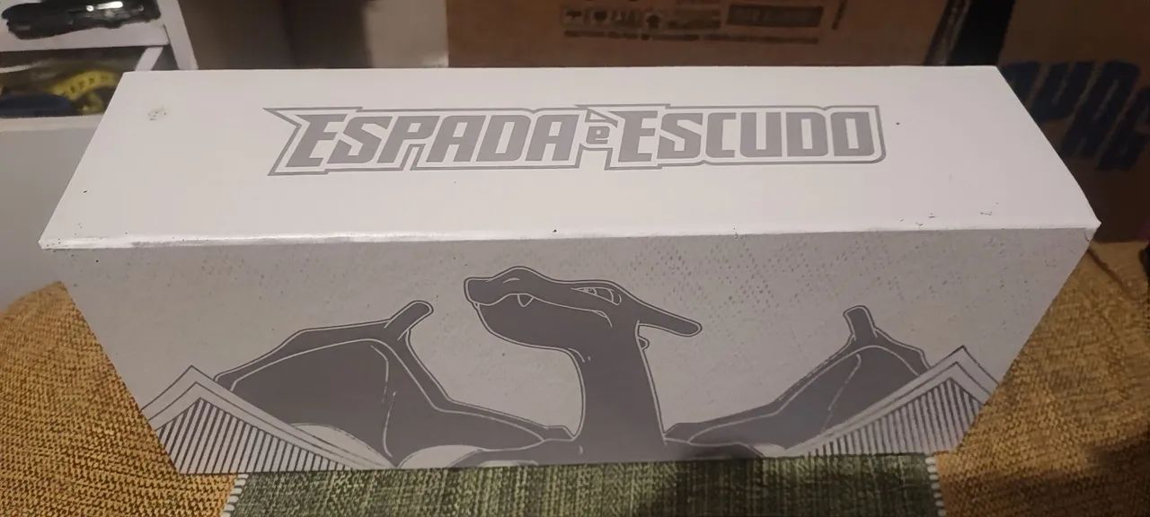 Caixa da UPC Charizard Espada/Escudo Vazia