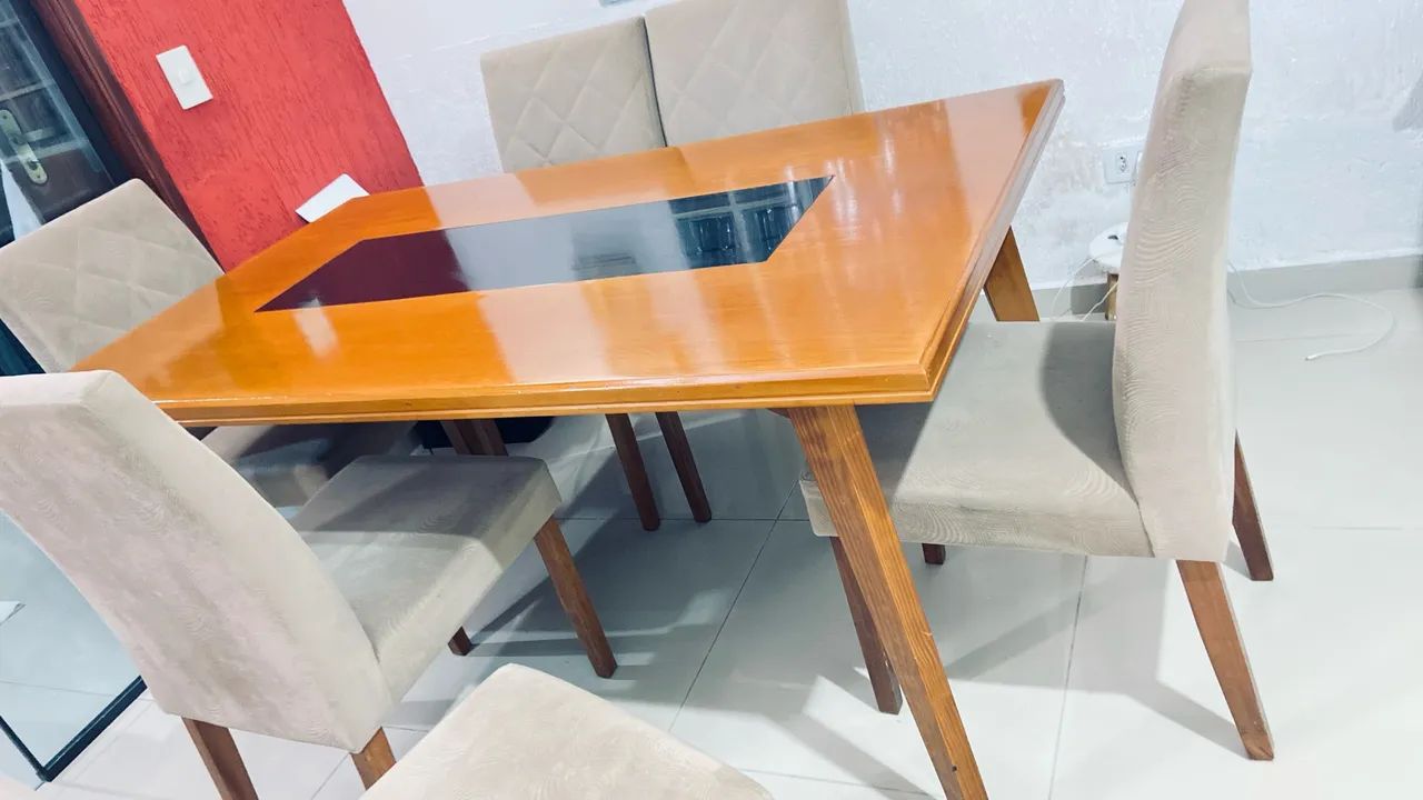 Mesa de madeira com detalhe em vidro e 6 cadeiras  - Foto 5