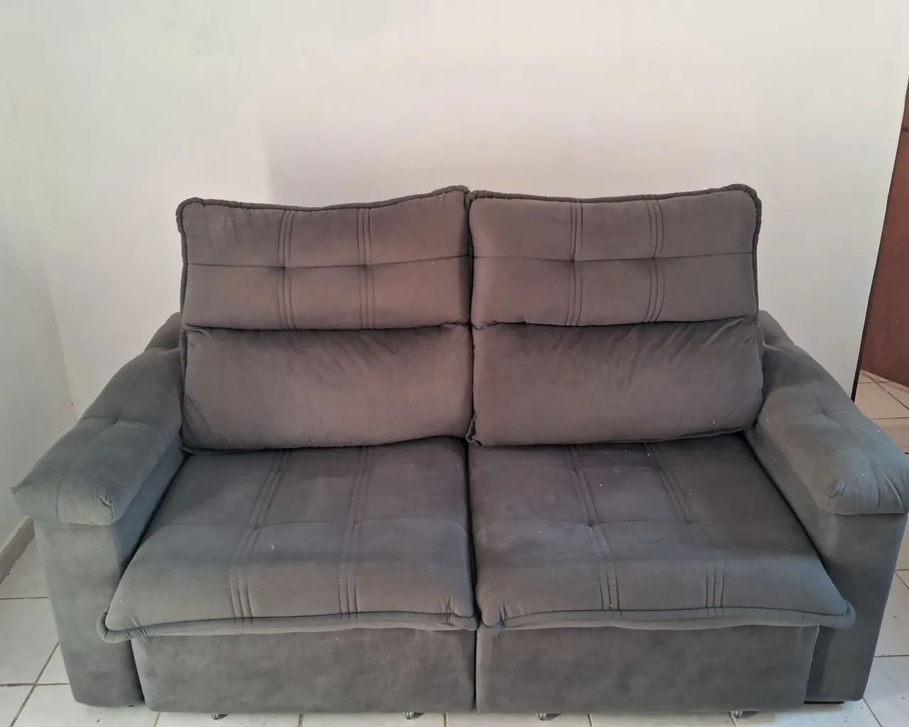 Sofá retrátil cinza semi novo 2,00 x 1,80 - Foto 2