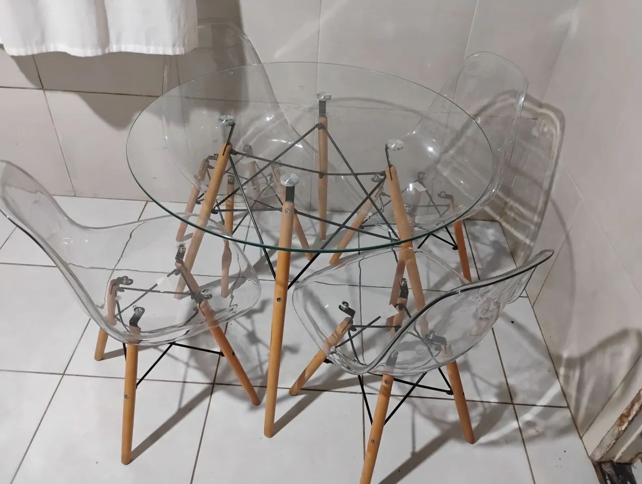 Jogo de mesa de vidro  e cadeiras de acrilico - Foto 2