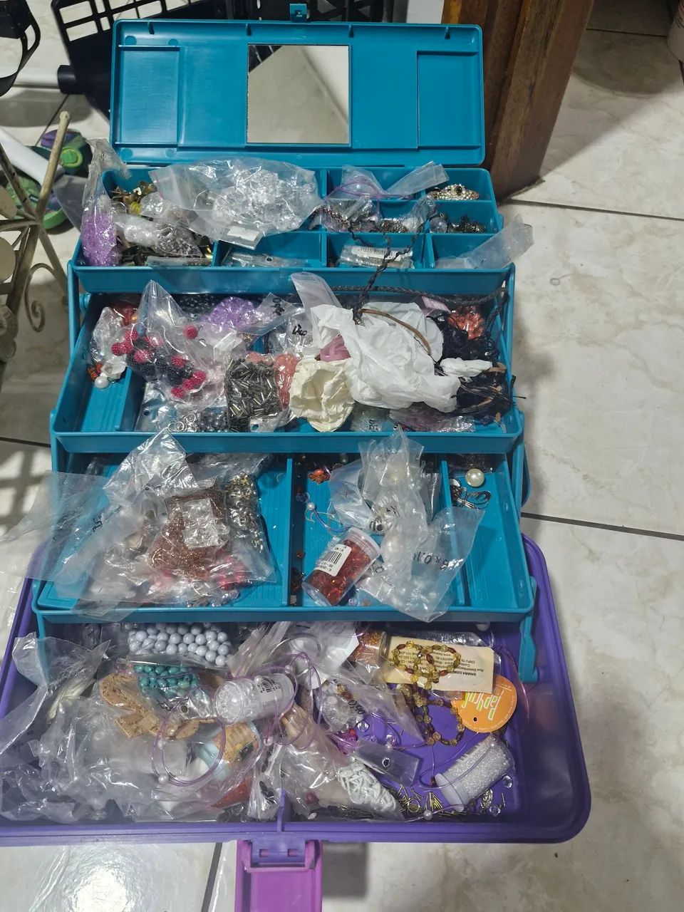 Caixa com várias missanga  para artesanato