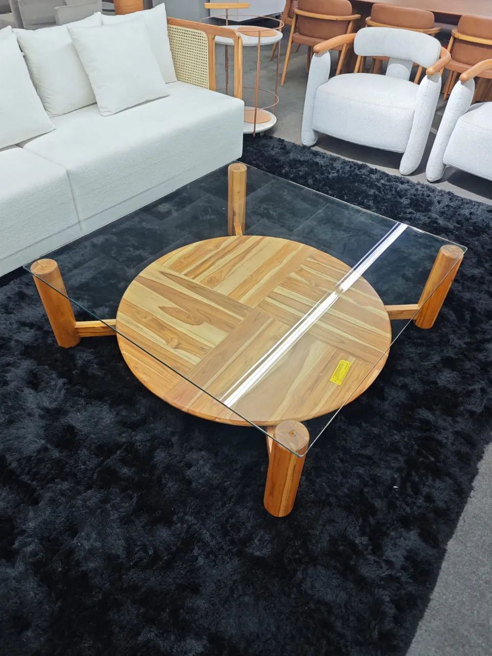 Mesa de centro em madeira com tampo de vidro 