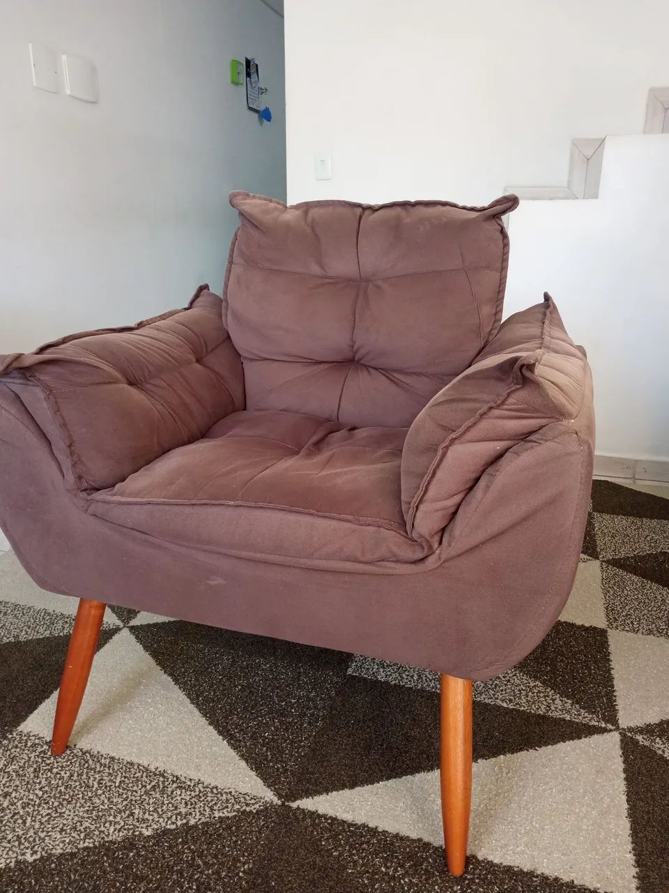 Duas poltronas 1 marron e outra verde escuro  - Foto 4