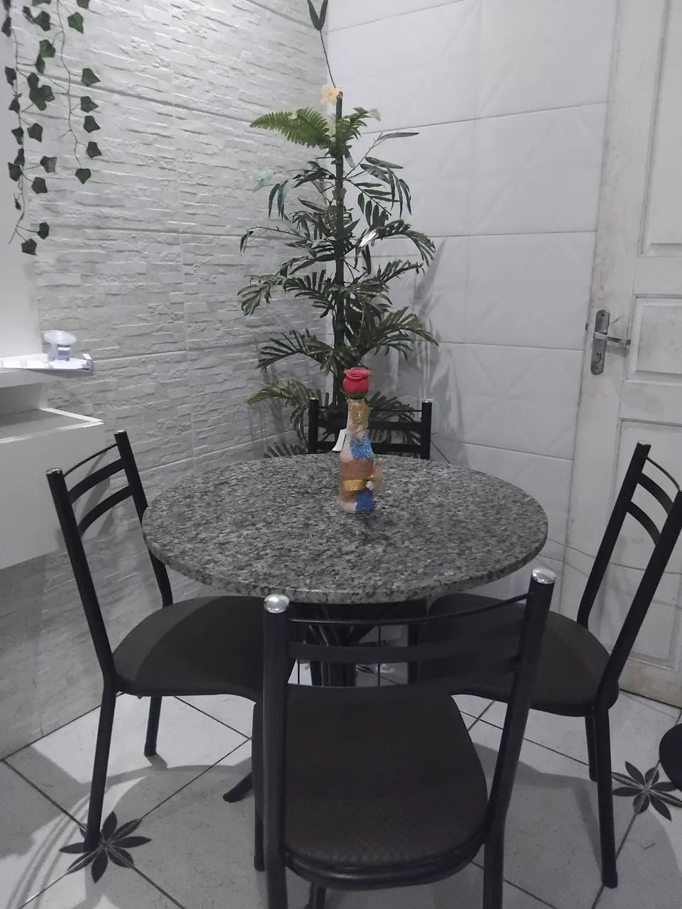 Mesa com 4 cadeiras p pequenos espaços  - Foto 2