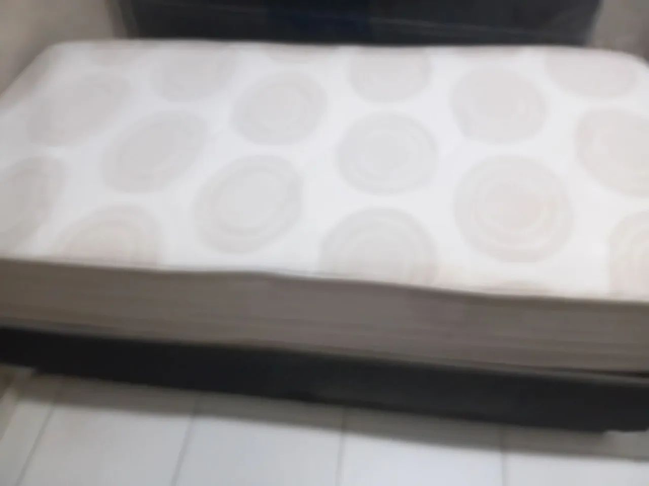 Cama colchão de molas ensacadas de solteiro.