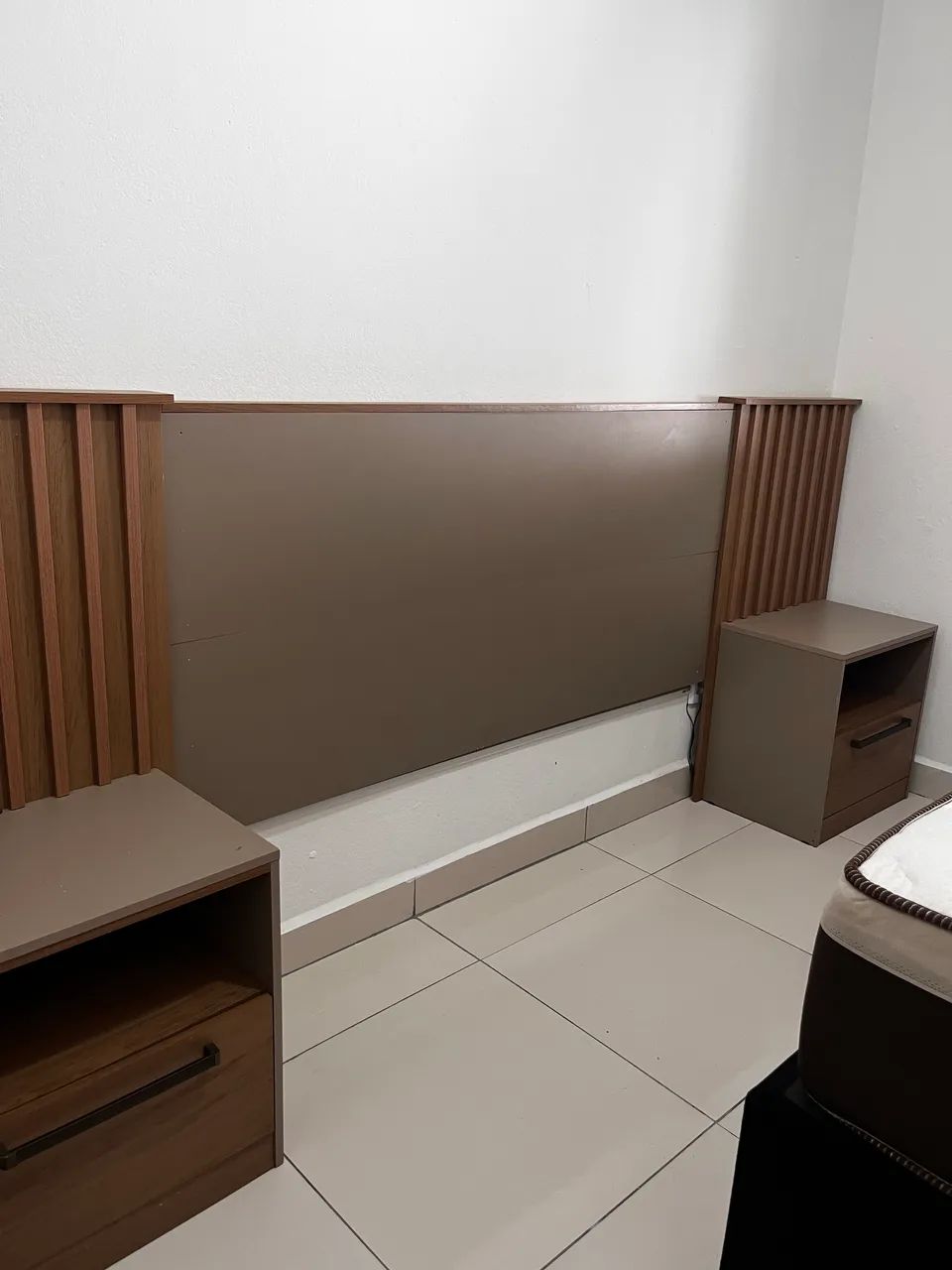 Cabeceira de cama regulável ripada com 2 criados-mudos (casal, queen ou king) - Foto 2